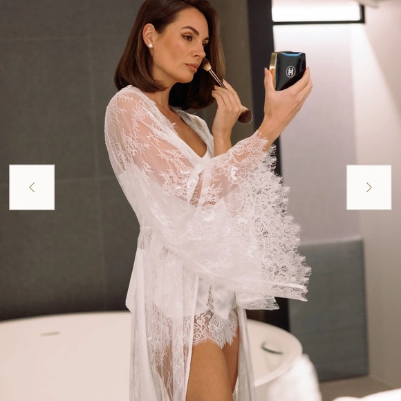 LE ROSE Cerise Long Lace Robe - Picture 2 of 3